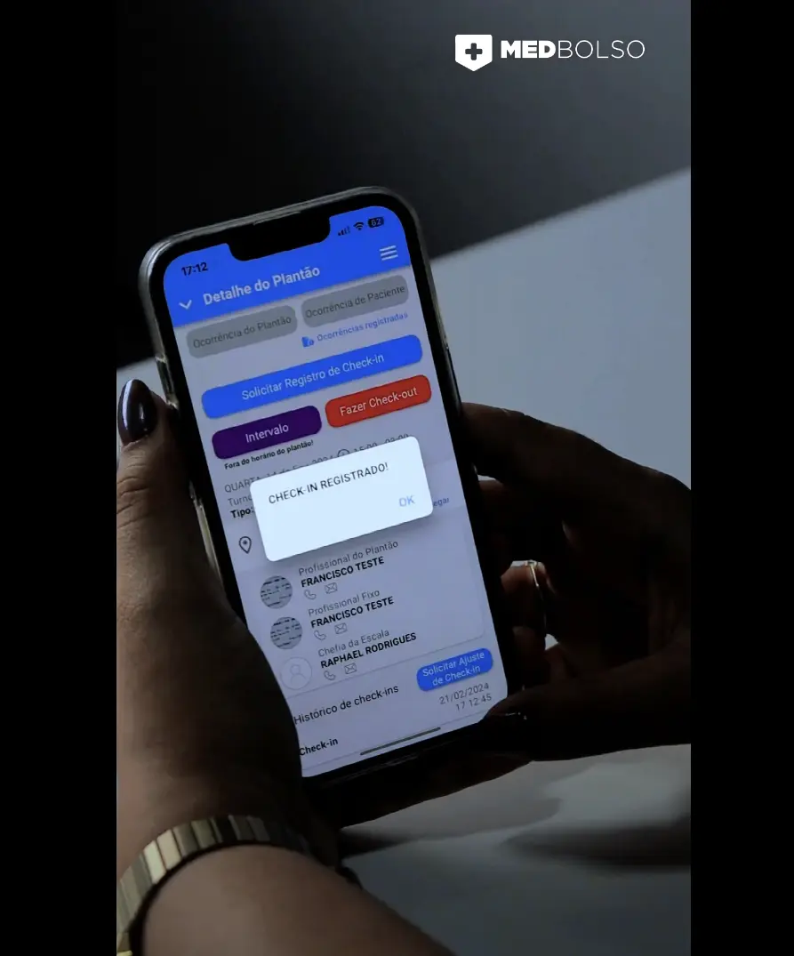 Tela de check-in por GPS com geofencing no app MEDBOLSO — comprovação de presença com coordenadas geográficas